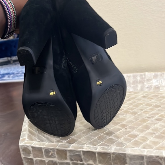 Gianni bini black suede heel ankle boot. Size 8.5 - Picture 5 of 5